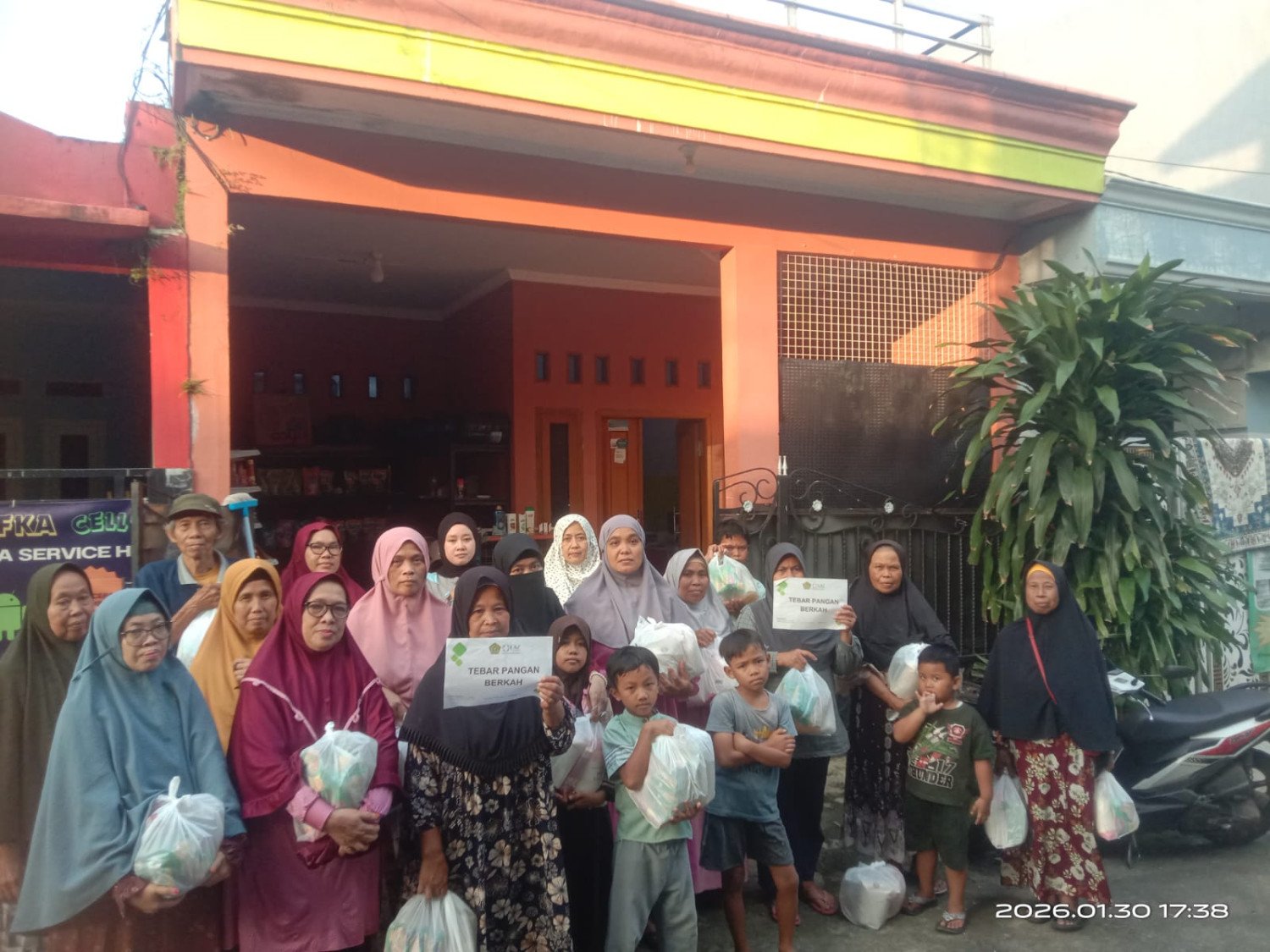 Berbagi Beras untuk 111 Warga di Naggewer Cibinong