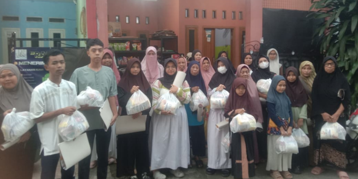 Jumat Berkah di Cibinong, LAZ Ummul Quro Bogor Salurkan Sembako untuk 30 Penerima Manfaat