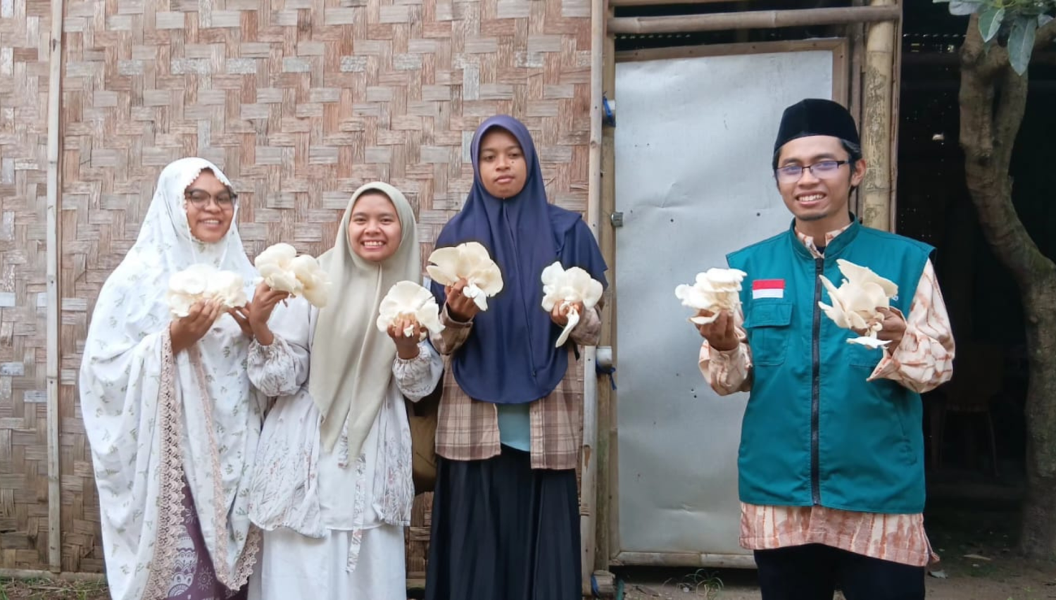 LAZ Ummul Quro Bogor Panen Jamur di Rumah Inspira, Dorong Kemandirian Ekonomi Masyarakat
