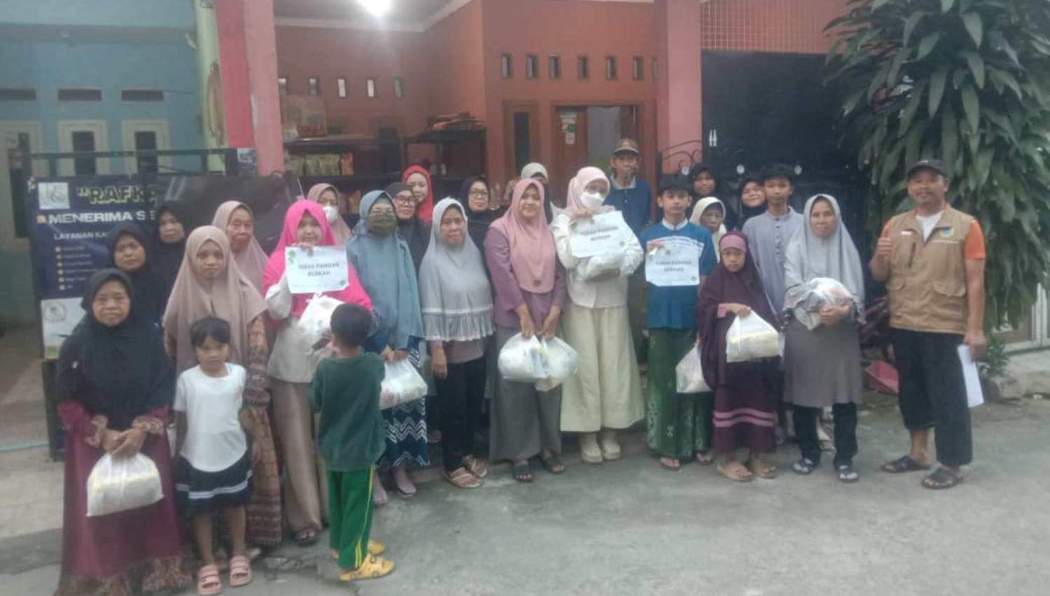 Jumat Berkah di Nanggewer, Cibinong: Berbagi Sembako untuk Yatim dan Dhuafa